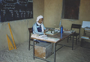 Lehrer mit Schreibmaschine Erika